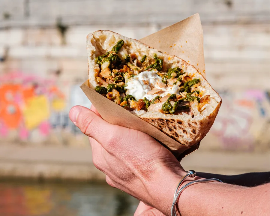 Le Délice d’Hanna, kebab généreux garni de crudités et feta